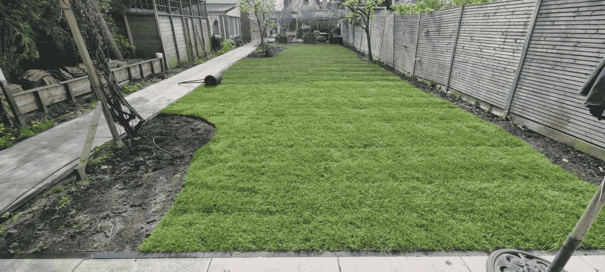 Nieuwe graszoden in Oosterblokker, aangelegd samen met automatische tuinberegening